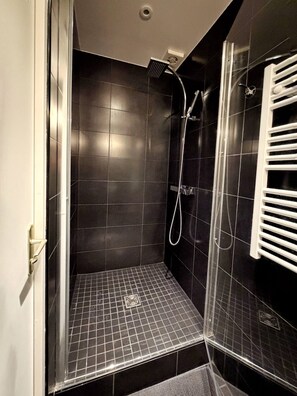 Shower - Charming studio in the heart of République (Paris)