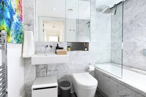 Shower, hair dryer, towels - Luxurious 3-Bedroom Condo on Iconic Oxford Street (Greater London)