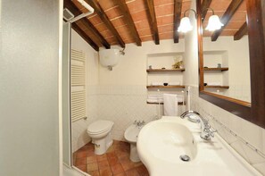 Bathroom - Vrbo Property (Cortona)