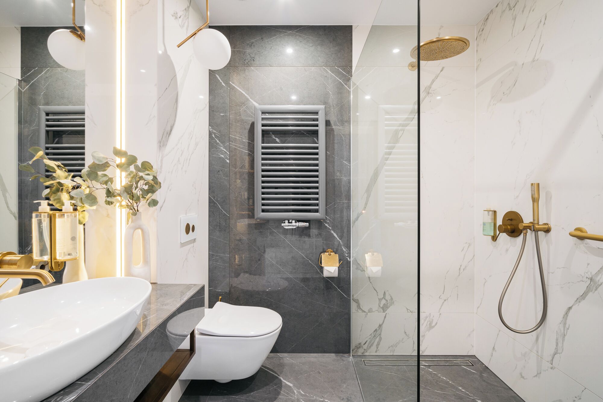 Deluxe Double Room | Bathroom | Shower, hair dryer, towels, soap