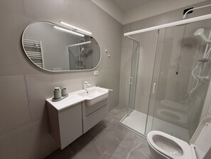 Haartrockner, Bidet, Handtücher, Seife