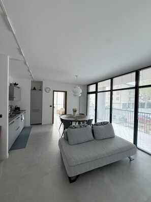Living area - Spacious apartment near Venice | Free private parking + direct streetcar Venice (Venezia)