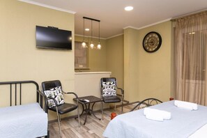 Familie-studiolejlighed - udsigt til gårdsplads | Italienske lagner fra Frette, premium-sengetøj, dundyner