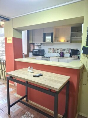 Quarto triplo luxo, varanda coberta, vista para o pátio | Cozinha compartilhada