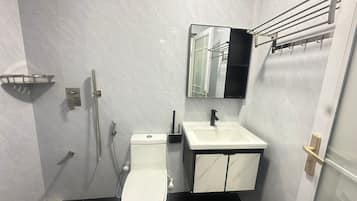 Een douche, handdoeken