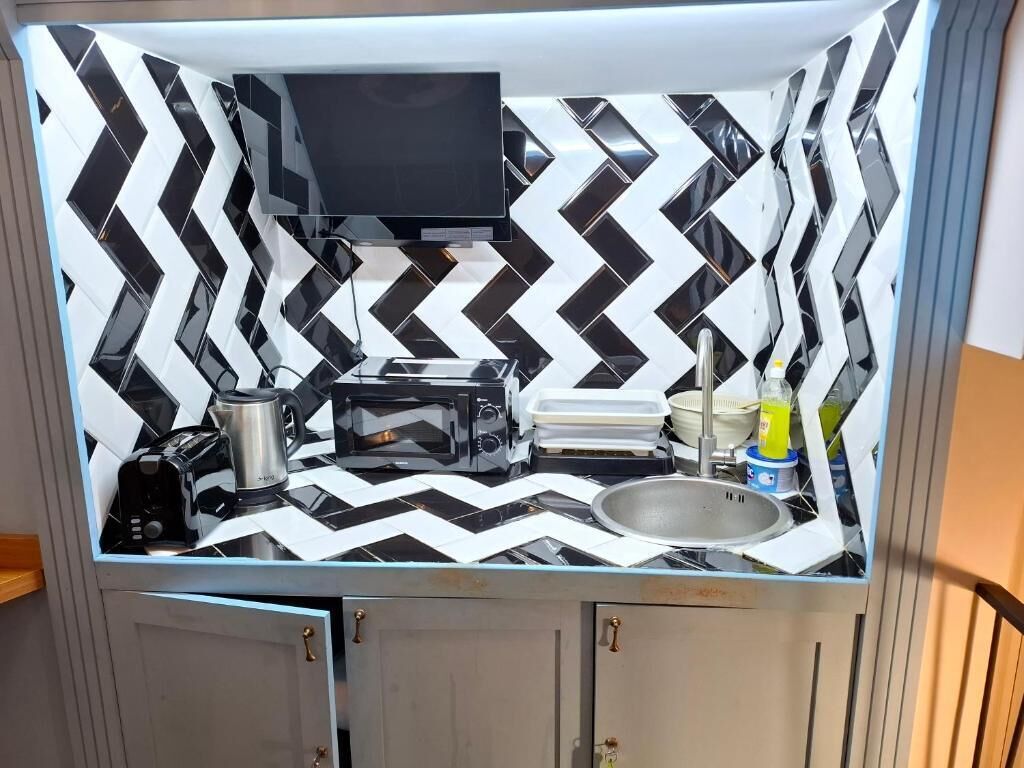 Refrigerador, microondas, placa de cocina, cafetera/tetera