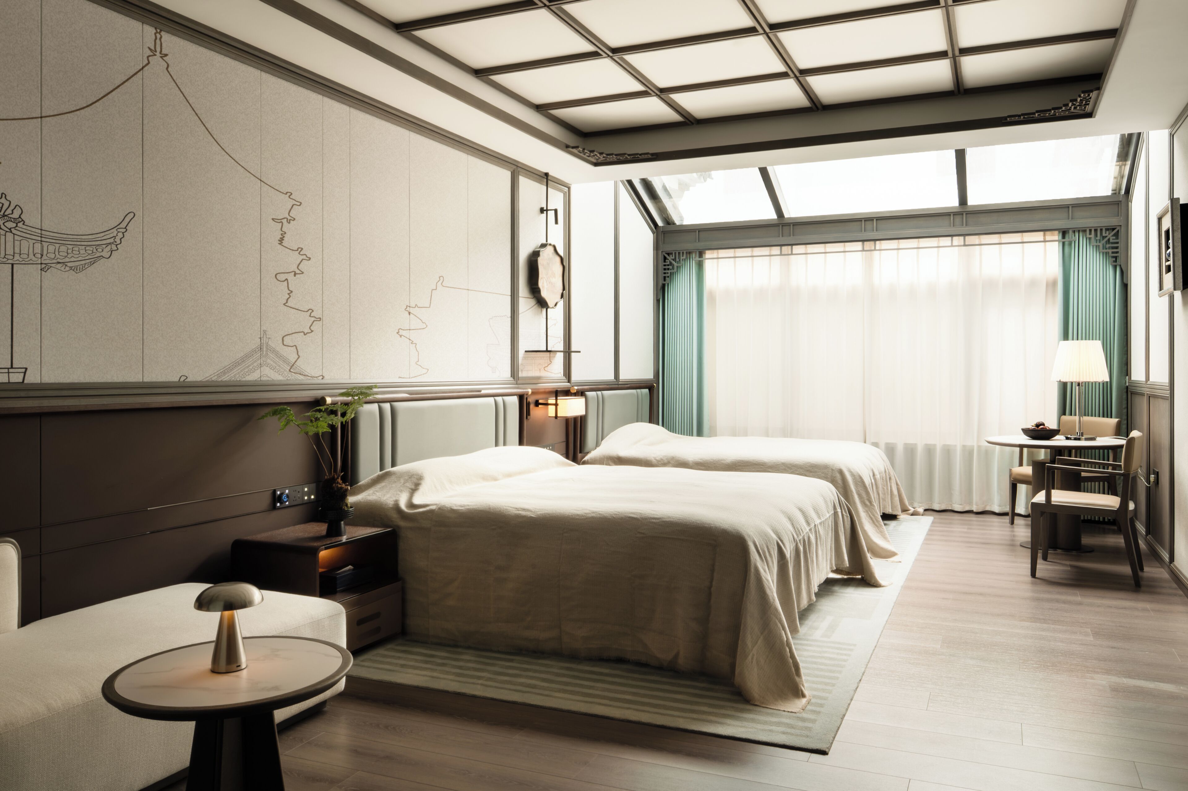 Habitación de hotel con dos camas, un escritorio, una silla, una lámpara y un ventanal con cortinas.