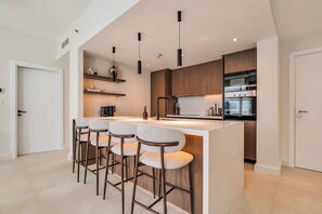 Fridge, microwave, oven, stovetop - Free housekeeping visits during your stay - StayShort - Fancy 1-Bedroom Apartment Sleeps 4 in Dubai Marina (Dubai Marina)