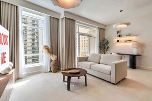 TV - Free housekeeping visits during your stay - StayShort - Fancy 1-Bedroom Apartment Sleeps 4 in Dubai Marina (Dubai Marina)