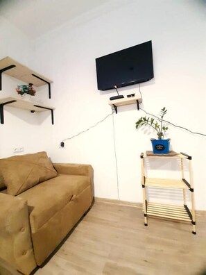 Estudio familiar, lanai, vista al patio | Área de sala de estar