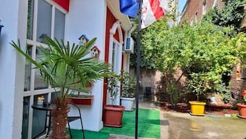 Classic Studio, Lanai, Courtyard View | Front of property