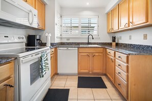 Fridge, microwave, oven, stovetop - Pheasant Ridge 612 - Del Rey Oaks Condo - Sunshine State (Del Rey Oaks)