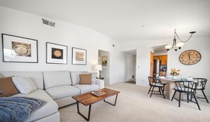 TV, fireplace - Pheasant Ridge 612 - Del Rey Oaks Condo - Sunshine State (Del Rey Oaks)