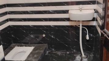 Luxe eenpersoonskamer, balkon, uitzicht op tuin | Badkamer