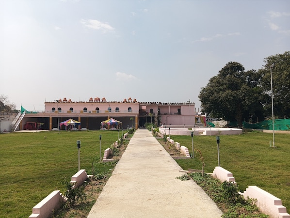 Property grounds - Kaku's Krishnabagh palace (Raipur Karchuliyan)