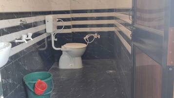 Luxe eenpersoonskamer, balkon, uitzicht op tuin | Badkamer