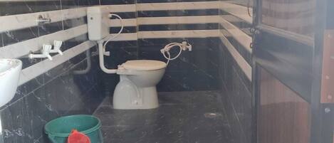 Luxury Single Room, Balcony, Garden View | Bathroom