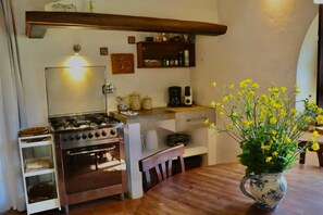 Réfrigérateur, un four, surface de cuisson, cafetière-théière