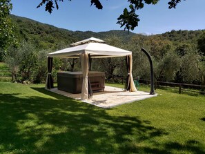 Outdoor spa tub - Vrbo Property (Castagneto Carducci)