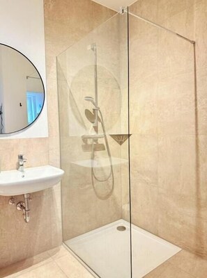 Dusche, Haartrockner, Handtücher, Seife