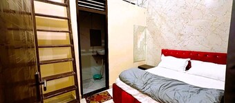 Stay in Vrindavan Shree Pria Ju Dham Room near Maa Vaishnav Devi Statue