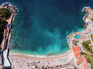 Una playa cerca, 4 bares en la playa