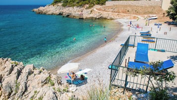 Una playa cerca, 4 bares en la playa