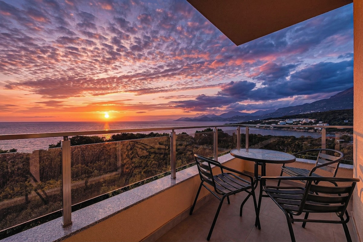 เอ็กเซกคิวทีฟอพาร์ทเมนท์, 1 ห้องนอน, ระเบียง, วิวทะเล | วิวระเบียง