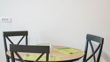 Suíte estúdio conforto, vista para a piscina, ao lado da piscina | Sala de jantar