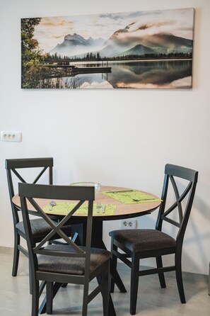 Comfort-Studiosuite, Poolblick, Poolseite | Esszimmer