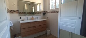 Shower, hair dryer, towels, soap - Villa on large plot, with secure swimming pool, in the heart of the Bandol vineyards (Le Castellet)
