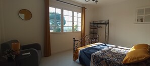 3 bedrooms, iron/ironing board, Internet, bed sheets - Villa on large plot, with secure swimming pool, in the heart of the Bandol vineyards (Le Castellet)