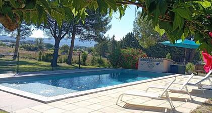 Renovated family villa in a peaceful setting in the heart of the Bandol vineyards.