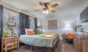 Room - Spacious Honeybee 3BR Home with Deck - Near Downtown! (Woodstock)