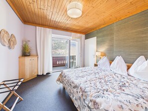 Room - Sunset Luxe Suite: Private Beach, Panoramic Views, 2 Bathrooms & Terrace + SUPs (Ossiach)