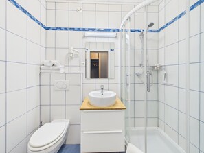 Dusche, Haartrockner, Handtücher, Seife