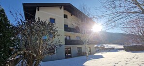 Exterior - Sunset Luxe Suite: Private Beach, Panoramic Views, 2 Bathrooms & Terrace + SUPs (Ossiach)