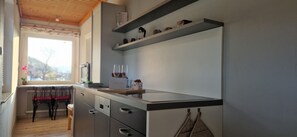 Private kitchen - Sunset Luxe Suite: Private Beach, Panoramic Views, 2 Bathrooms & Terrace + SUPs (Ossiach)