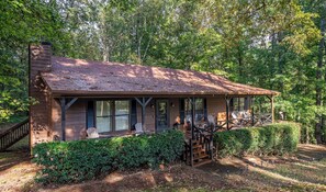 Exterior - Modern 3BR Front Porch Place - Near Shops & Parks (Woodstock)