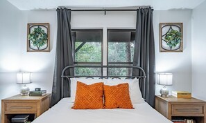 3 bedrooms, iron/ironing board, WiFi, bed sheets - Modern 3BR Front Porch Place - Near Shops & Parks (Woodstock)