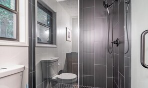 Douche, sèche-cheveux, serviettes fournies, savon