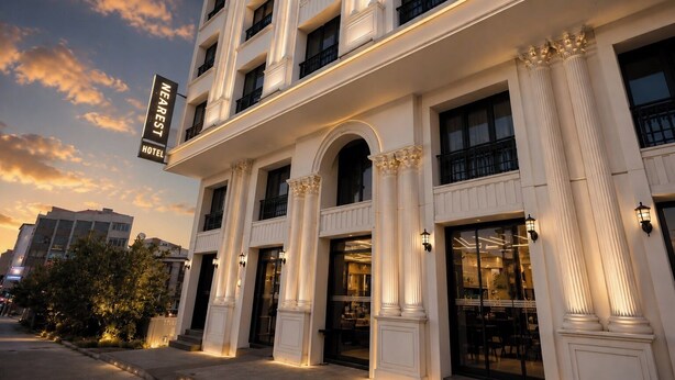 Een hotel met een klassiek gevelontwerp, grote ramen en een opvallende entree.