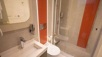 Standaard driepersoonskamer | Badkamer | Een douche, een haardroger, pantoffels, handdoeken