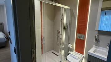 Standard Quadruple Room | Bathroom