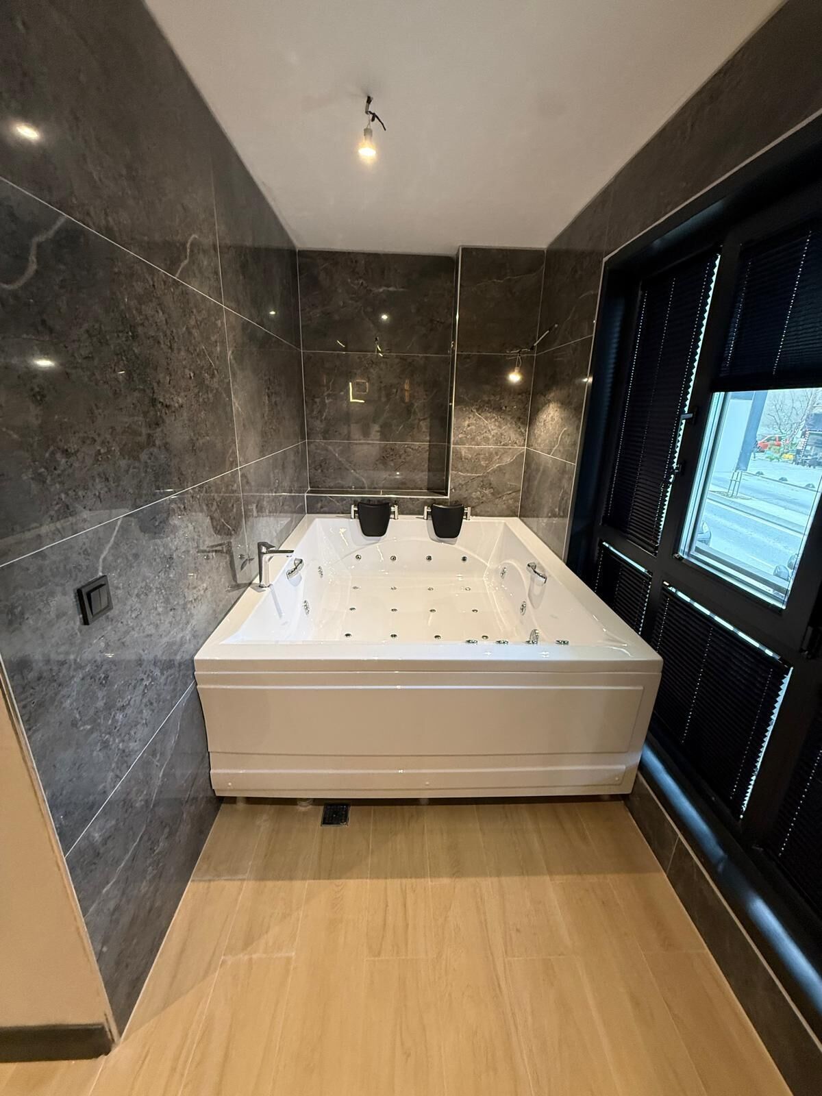 Deluxe Room | Bathroom