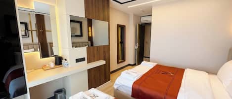 Standard Triple Room | Desk, laptop workspace, free WiFi