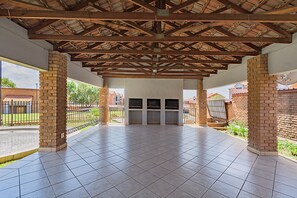 Terrace/patio - Cozy Midrand Stay with Pool , Wi-Fi , Secure Parking&Self Checkin. (Midrand)
