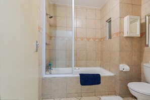 Towels, soap, toilet paper - Cozy Midrand Stay with Pool , Wi-Fi , Secure Parking&Self Checkin. (Midrand)