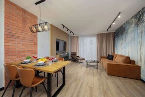 TV, offices - Stylish Apartment in Lodz | Balcony | Private Parking (Łódź)