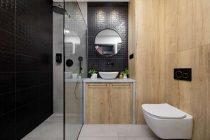 Dusche, Haartrockner, Handtücher, Shampoo
